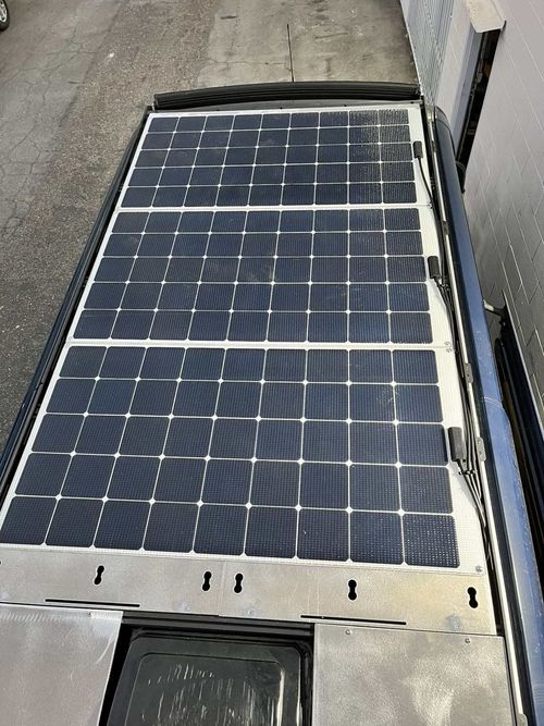 RV çatısı güneş paneli uygulaması